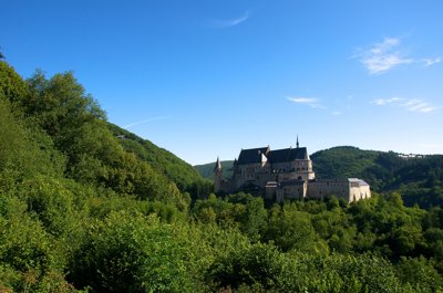 vianden-castle-day-loin_5940590826_l.jpg